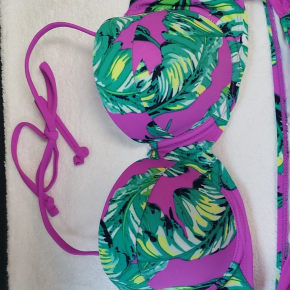 Womans bikini top and bottoms - Picture 2 of 4